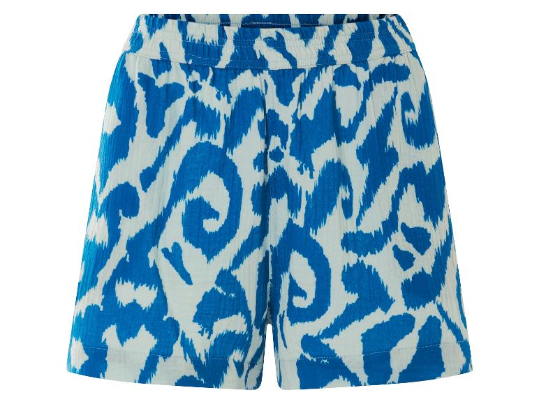 Shorts bleus à motif léopard, style estival.