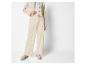 Pantalon beige avec veste à boutons et mocassins