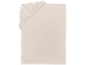 Drap-housse beige clair avec élastique dans le coin et petite étiquette.