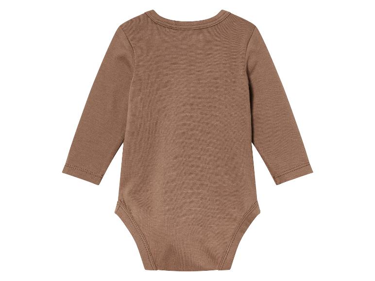 Un body bébé à manches longues de couleur marron.