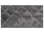 Un tapis gris avec un motif géométrique.