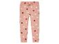 Pantalon de survêtement rose avec des cœurs blancs et rouges.