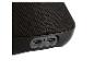 Gros plan d'une enceinte portable noire avec ports d'entrée et de sortie USB-C