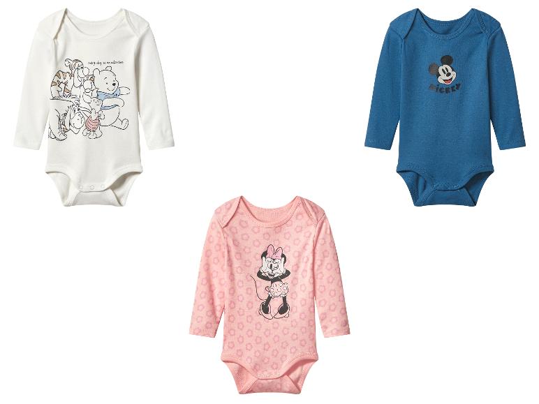 Trois bodys pour bébé: blanc avec Winnie l'Ourson, bleu avec Mickey Mouse, rose avec Minnie Mouse.