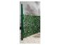 Haie artificielle verte avec un poteau vert.