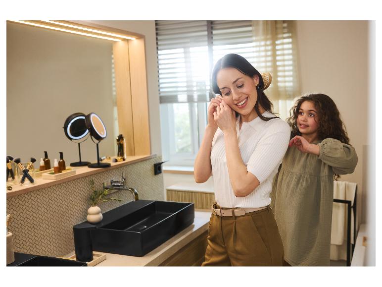 Porte-serviettes LIVARNO home dans une salle de bain moderne avec une mère et sa fille.