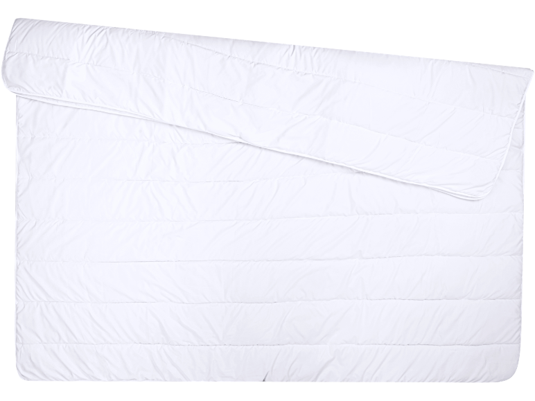 Couette blanche matelassée avec surpiqûres horizontales, partiellement pliée.