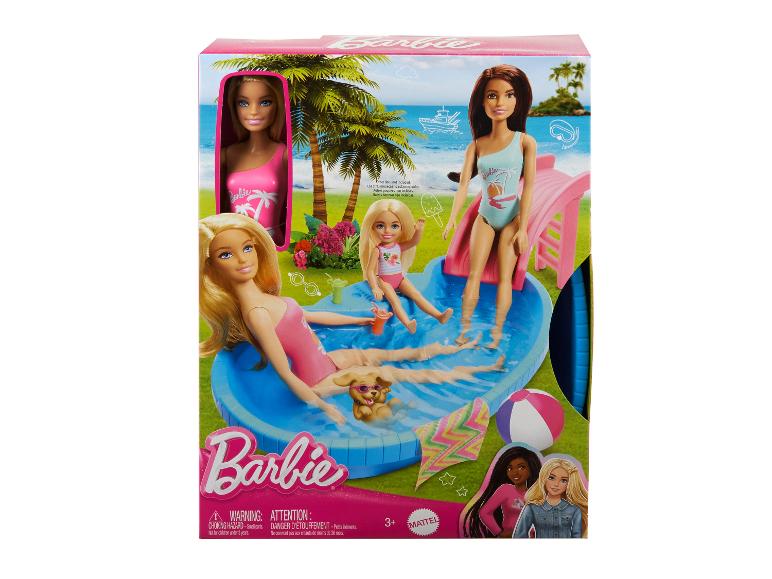 Ensemble de poupées Barbie avec piscine, toboggan et chien, comprenant une poupée blonde en maillot rose.
