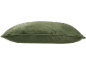 Coussin décoratif vert olive en velours avec coutures visibles.