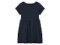 Une robe bleu marine à manches courtes.