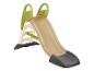 Un toboggan beige avec des poignées vertes et des pieds gris.