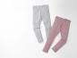 Deux paires de leggings, un gris et un rose.