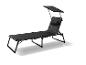 Une chaise longue noire avec un parasol pliable.