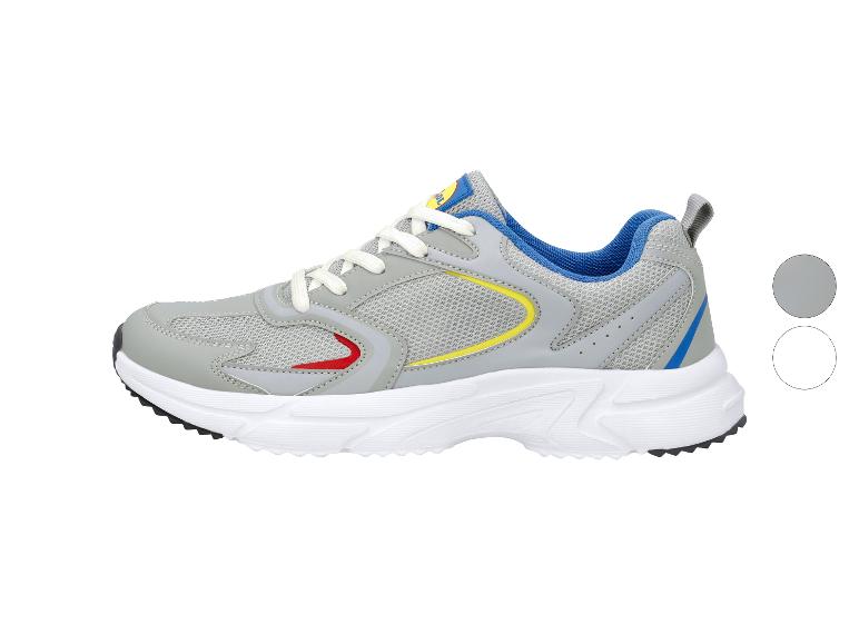 Baskets de sport grises avec des accents bleus, jaunes et rouges, semelle blanche.