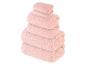 Serviettes de bain roses empilées.