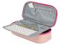 Trousse rose avec gomme, équerre et règle, avec emplacements pour emploi du temps.