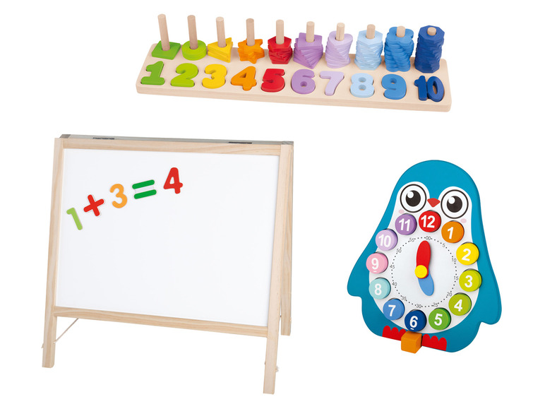 Un ensemble de jouets en bois avec un tableau blanc, un cadre empilable et une horloge en forme de pingouin.
