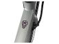 Gros plan sur le bouton d'alimentation d'un vélo électrique gris.
