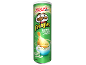 Tube vert de chips saveur crème aigre et oignon, avec une chips trempée dans une sauce.
