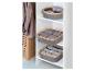 Panier de rangement gris avec bordure en bambou dans une armoire.
