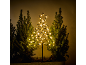 Sapin de Noël lumineux en métal avec des lumières LED chaudes, entouré de petits sapins.