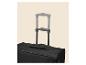 Valise de voyage noire avec poignée télescopique étendue sur fond beige.