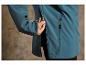 Une veste softshell bleue avec une fermeture éclair et une poche.