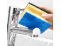 Main nettoyant un robinet de cuisine avec une éponge de nettoyage jaune et bleue.