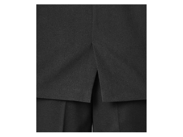 Gros plan d'une veste de costume noire avec une fente unique au dos.