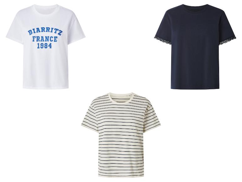 Trois t-shirts : un blanc avec l'inscription 'BIARRITZ FRANCE 1984', un bleu marine avec des détails en dentelle, et un rayé beige et bleu marine.