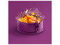 Un moule à tarte violet avec une garniture d'agrumes.