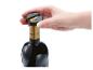 Une main ouvre une bouteille de vin rouge avec un ouvre-bouteille noir.