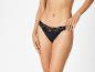 Une femme portant un string noir en dentelle.