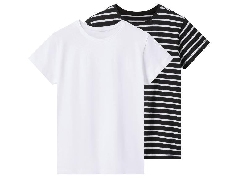 Deux t-shirts à manches courtes, un blanc et un noir à rayures blanches.