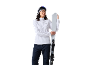 Femme en polaire blanc, pantalon de ski foncé et lunettes, tenant des skis.