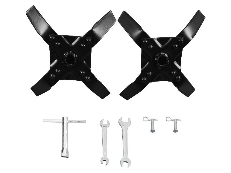Deux lames de cultivateur noires et un ensemble d'outils pour l'assemblage.