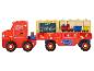 Un camion de jouet rouge sur le thème de Peppa Pig, chargé de blocs avec des lettres et des chiffres.