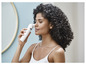 Une femme utilise un aspirateur nasal Sanitas.