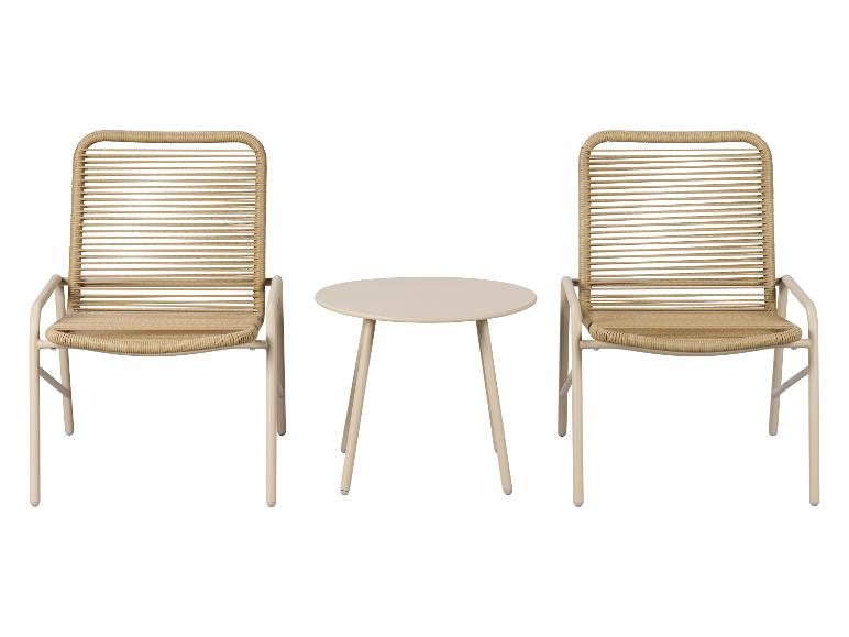 Ensemble de mobilier de jardin: deux chaises et une table ronde beiges.