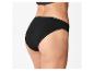Femme portant un slip de bikini noir et un haut de bikini noir, vue de côté