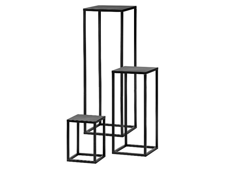 Ensemble de trois socles métalliques noirs de différentes hauteurs