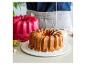 Un gâteau glacé dans un moule à gâteau rose.