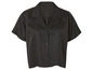 Une chemise noire à manches courtes.