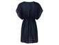 Une robe bleu marine à manches courtes.