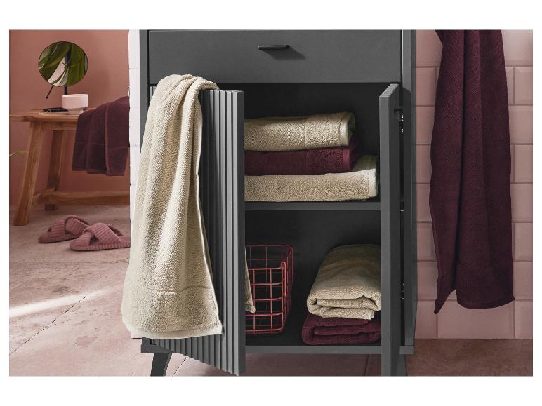 Armoire de salle de bain gris foncé avec serviettes et accessoires.