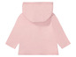 Un sweat à capuche rose pour bébé.