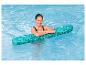 Femme se relaxant sur un flotteur turquoise dans une piscine.