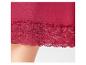 Sous-vêtements rouges avec de la dentelle au bord.