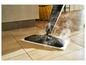 Nettoyeur vapeur Vileda nettoyant des carreaux.