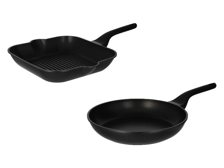 Deux poêles noires, une poêle à griller et une poêle à frire, sur fond blanc.